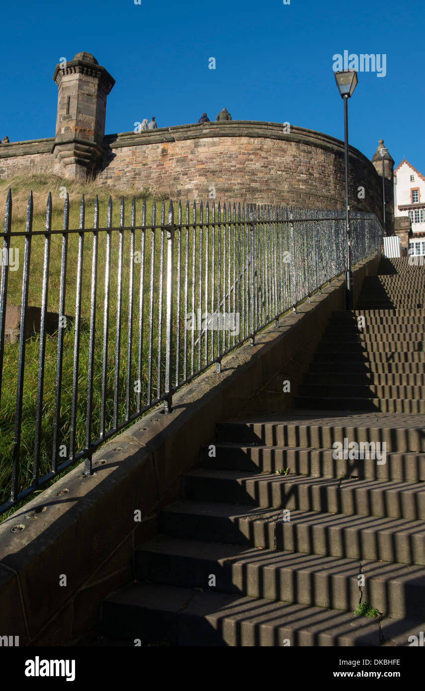 Le Château d'Edinburgh, Édimbourg, Écosse. Vu de Grassmarket Banque D'Images