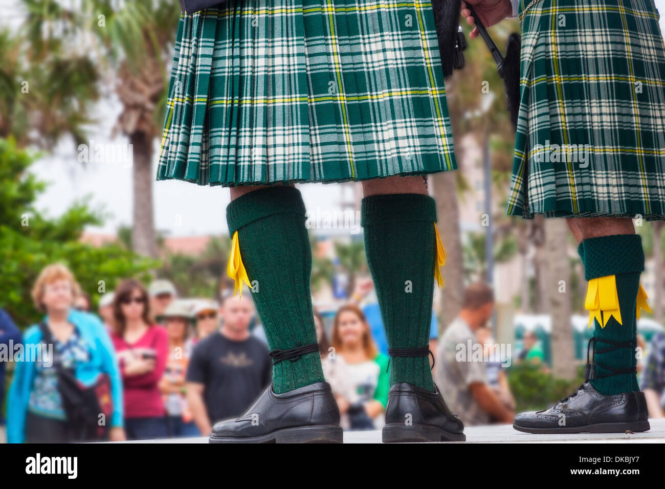 Pipers en kilts à Latham Plaza, Jacksonville Beach, Florida, USA au cours de la Fête celtique Banque D'Images