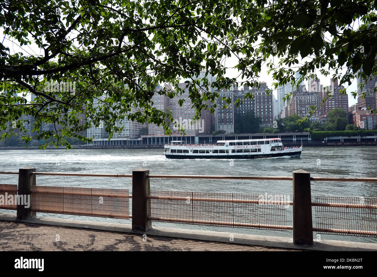 Une ligne circulaire voile emmène les touristes le long de la rivière East, à Manhattan, New York. Banque D'Images
