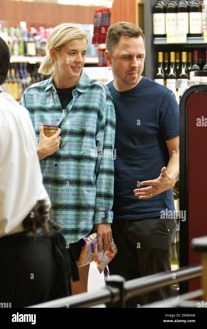 Agyness Deyn et son mari Giovanni Ribisi shop ensemble à Gelson's Supermarket Los Angeles Californie - 20.09.12 Banque D'Images