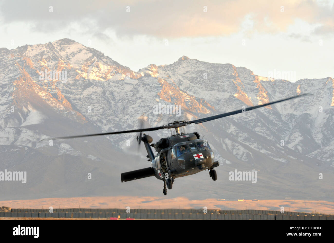 Une évacuation médicale de l'armée américaine HH-60M Black Hawk hélicoptère est son approche à la terre à la base d'opérations avancée Fenty le 25 novembre 2013 dans la province de Nangarhar, en Afghanistan. Banque D'Images