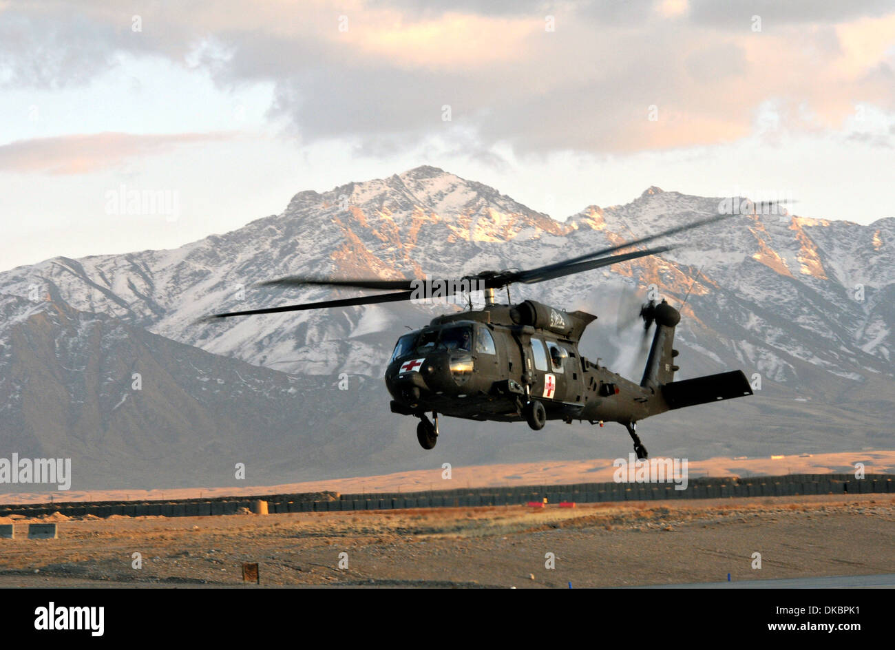Une évacuation médicale de l'armée américaine HH-60M Black Hawk hélicoptère est son approche à la terre à la base d'opérations avancée Fenty le 25 novembre 2013 dans la province de Nangarhar, en Afghanistan. Banque D'Images