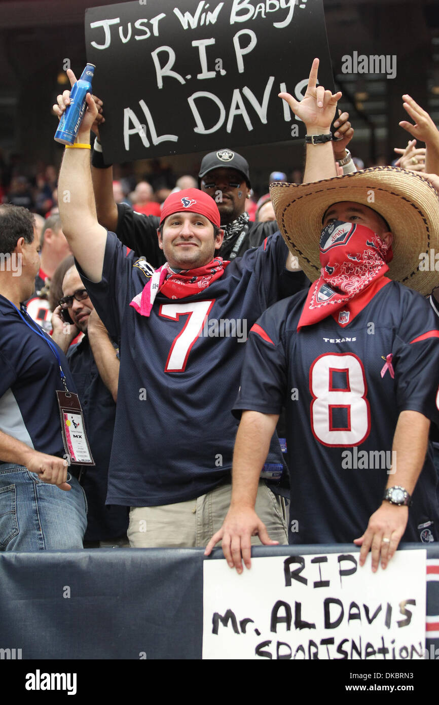 9 octobre 2011 - Houston, Texas, États-Unis - Houston Texans fans de faire mention de la fin Al Davis, longtemps propriétaire de l'Oakland Raiders. L'hébergement des Houston Texans Raiders d'Oakland au Reliant Stadium de Houston au Texas. (Crédit Image : © Luis Leyva/ZUMAPRESS.com)/Southcreek Banque D'Images