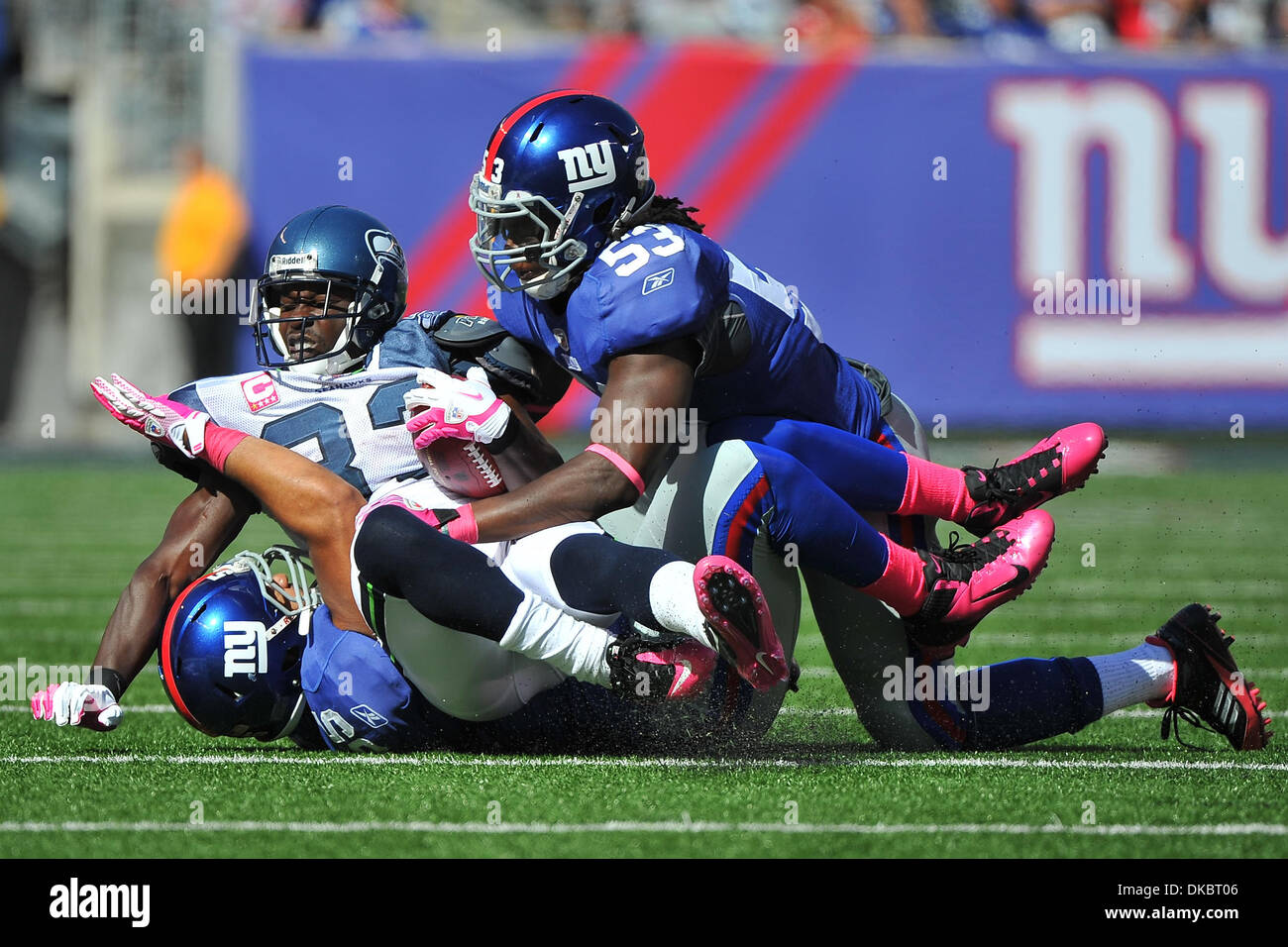 9 octobre 2011 - East Rutherford, New Jersey, États-Unis - SEATTLE Sea Hawks d'utiliser de nouveau Leon Washington (33) New York Giants line backer Greg Jones (53) et les New York Giants line backer Spencer Paysinger (55) dans la Ligue nationale de football l'action au stade MetLife à East Rutherford dans le New Jersey le Seattle Sea Hawks sont à égalité avec les Giants de New York à la mi-temps 14 à 14 (Crédit Image : © Brook Banque D'Images