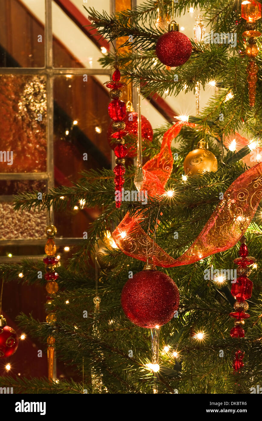 Arbre de Noël décoré et vitrail - verticale Banque D'Images