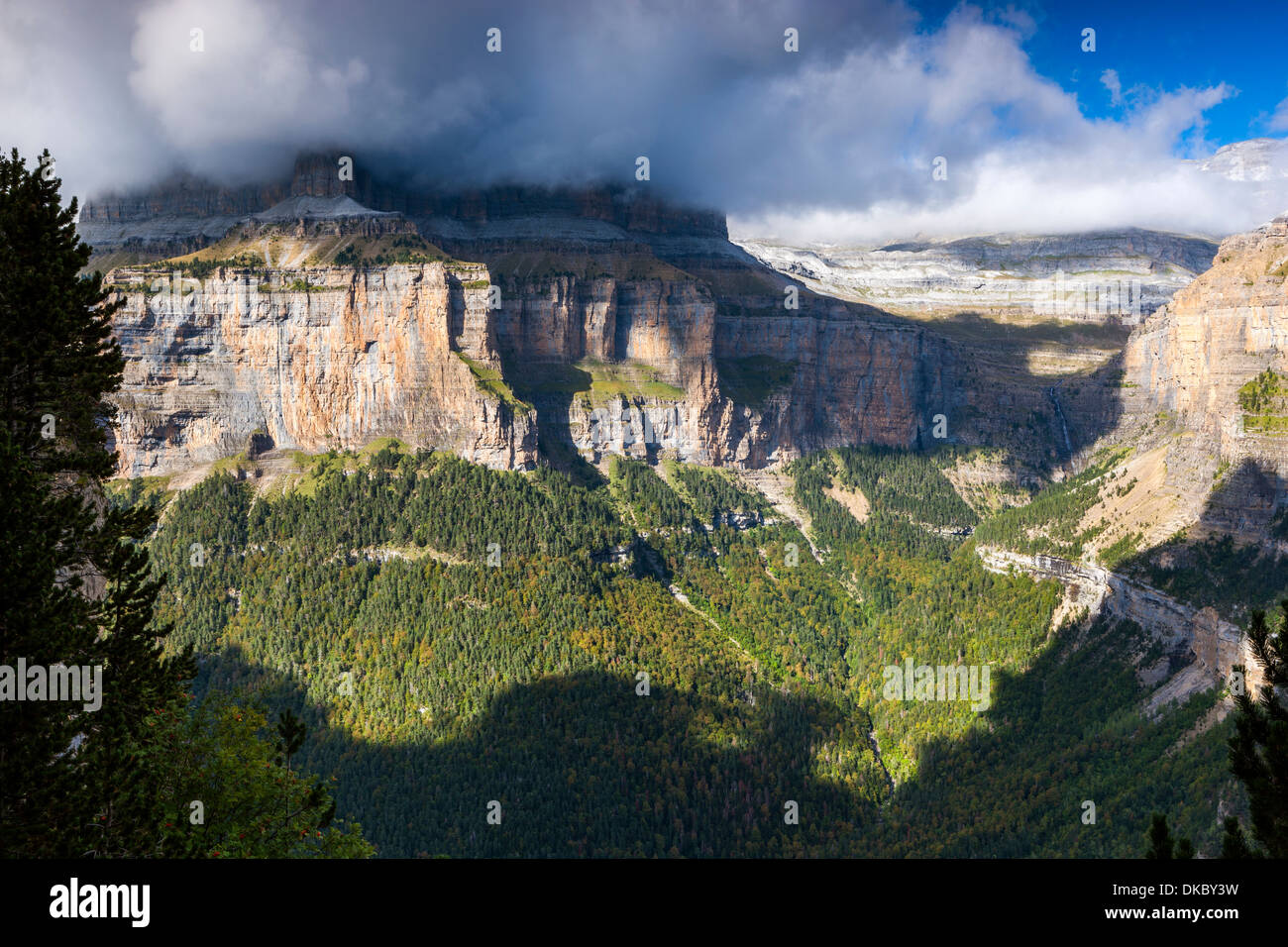 Vue sur la vallée d'Ordesa Faja de Pelay, Parque Nacional de Ordesa y Monte Perdido, Pyrénées, Huesca, Aragon, Espagne, Europe. Banque D'Images