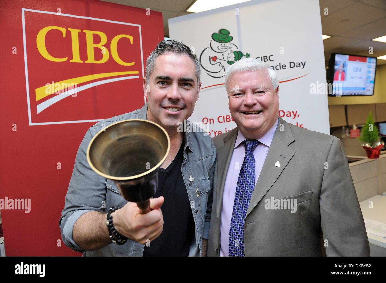 Toronto, Canada. 4e mars 2014. Ed Robertson, musicien de Barenaked Ladies et Joe Bowen sportif commerçants et les conseillers CIBC inscrivez-vous sur le parquet de la bourse de la Banque mondiale pour aider à recueillir des millions pour les enfants dans le besoin sur le rapport annuel de la Journée du miracle CIBC. Credit : EXImages/Alamy Live News Banque D'Images