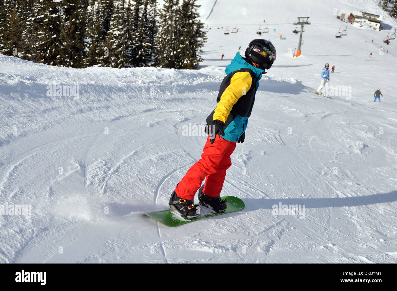 Snowboard garçon âgé de douze ans, Zell am See, Autriche. Banque D'Images