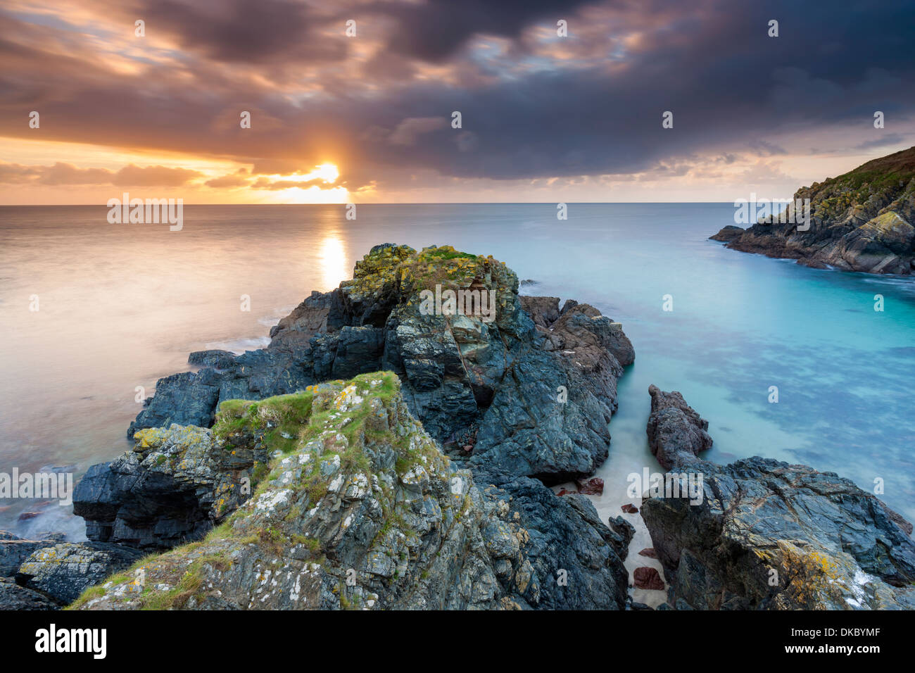 Cadgwith Cove et lever de Little Cove, Cadgwith, Cornwall, Angleterre, Royaume-Uni, Europe. Banque D'Images