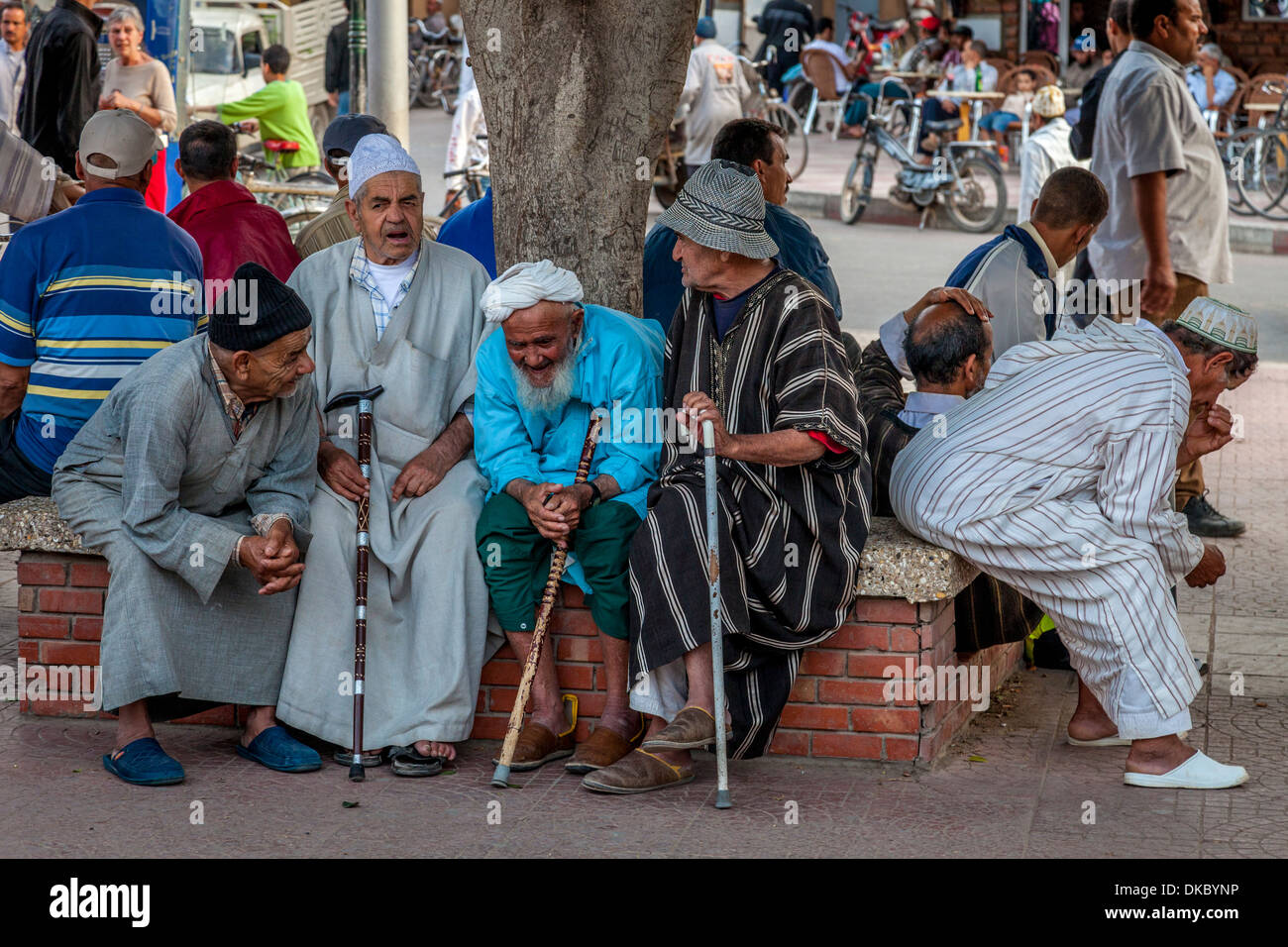 Un groupe d'hommes âgés assis bavardant, Place place Assarag, Taroudant, Maroc Banque D'Images