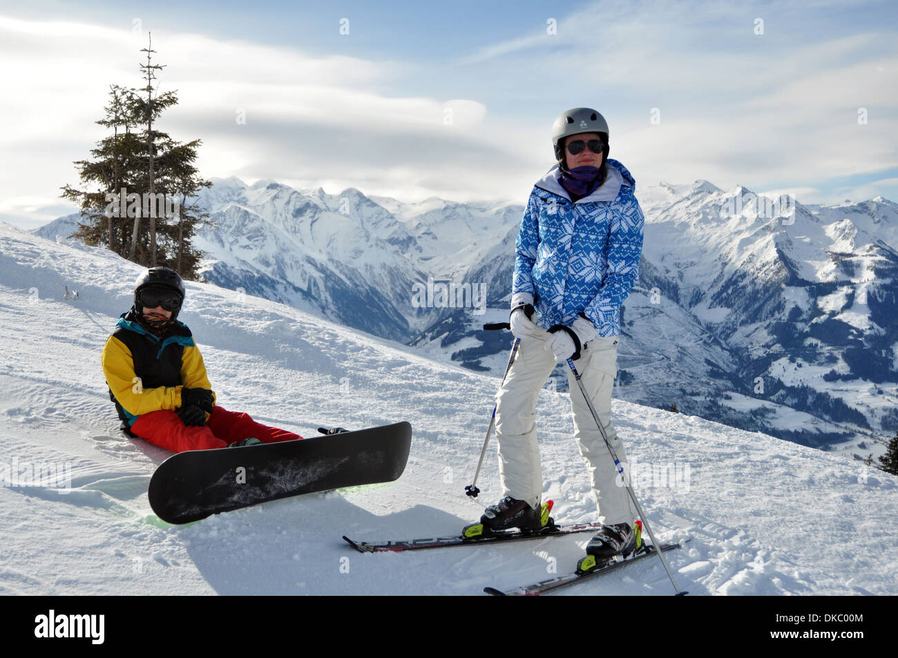 Frère et sœur sur un ski holiday, Zell am See, Autriche publié modèle Banque D'Images