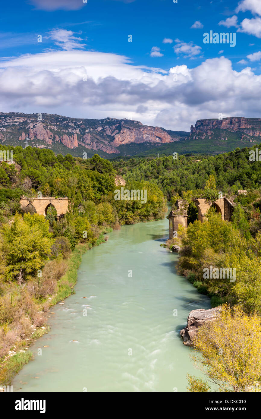 Détruit Le Pont de la rivière Gallego, dans les Pyrénées espagnoles, la province d'Huesca, Espagne, Europe. Banque D'Images