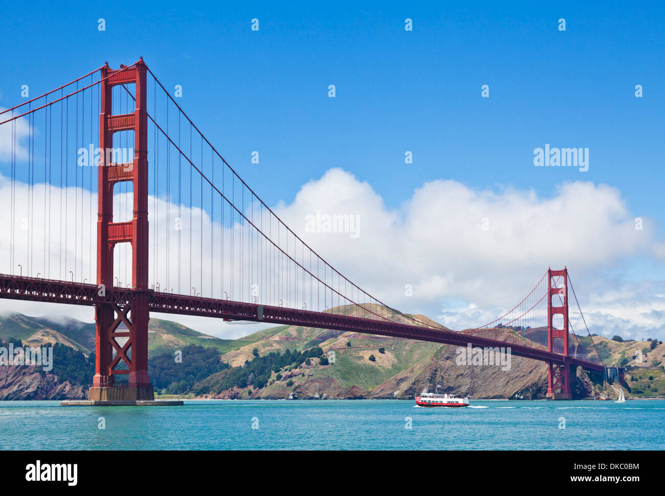 Bateau d'Excursion et San Francisco Golden Gate Bridge jour reliant le comté de Marin avec la ville de San Francisco California USA Banque D'Images