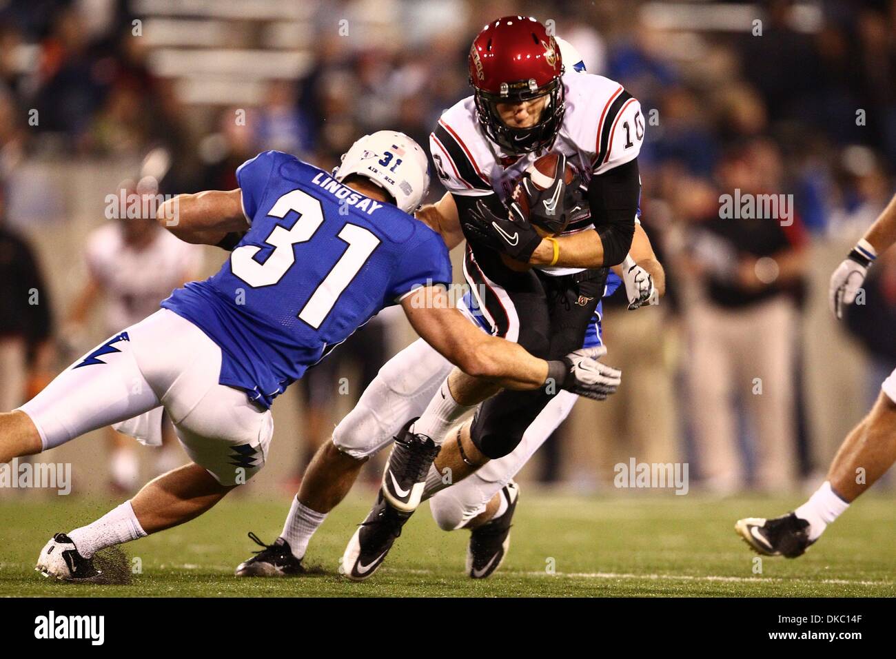13 octobre 2011 - Colorado Springs, Colorado, États-Unis - Air Force Falcons arrière défensif Brian Lindsay (31) obtient la garantie sur des San Diego State Aztecs wide receiver Denso Dylan (10) au cours de la seconde moitié. L'Air Force Falcons hébergé San Diego State Aztecs à Falcon Stadium à Colorado Springs, CO (crédit Image : © Isaiah Downing/Southcreek/ZUMApress.com) Banque D'Images