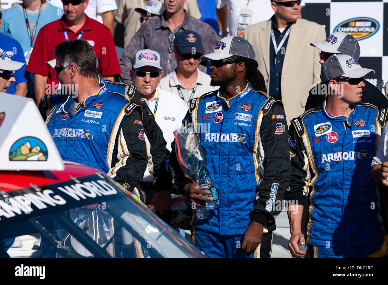 15 octobre 2011 - Las Vegas, Nevada, États-Unis - Ron Hornaday Jr.'s crew attend que son arrivée à Victory Lane après qu'il a remporté la série NASCAR Camping World Truck Smith's 350 à Las Vegas Motor Speedway de Las Vegas, Nevada. (Crédit Image : © Matt/ZUMAPRESS.com) Gdowski/Southcreek Banque D'Images