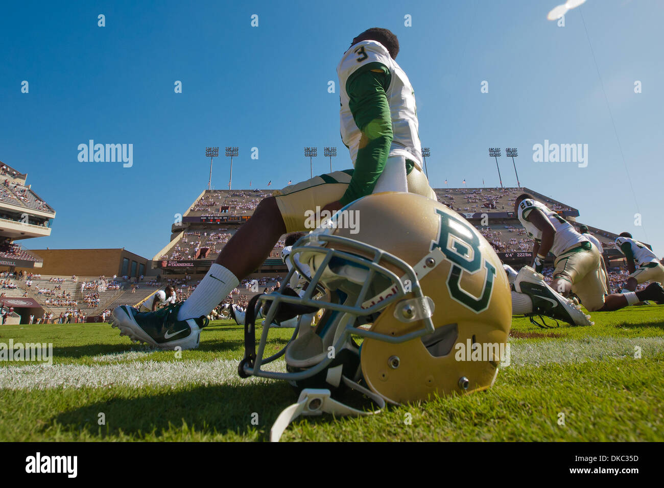 15 octobre 2011 - College Station, Texas, États-Unis - Baylor Bears wide receiver Lanear Sampson (3) l'étirement avant de prendre sur le Texas Aggies. Texas Aggies défait le Baylor Bears 55-28 à Kyle Field à College Station, TX. (Crédit Image : © Juan DeLeon/Southcreek/ZUMAPRESS.com) Banque D'Images