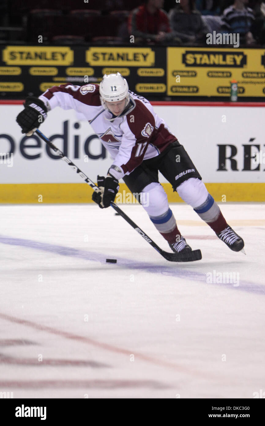 15 octobre 2011 - Montréal, Québec, Canada - Avalanche du Colorado de l'avant Kevin Porter (12) reçoit une note pendant le préchauffage avant le match des Canadiens de Montréal contre l'Avalanche du Colorado au Centre Bell. (Crédit Image : © Philippe Champoux/Southcreek/ZUMAPRESS.com) Banque D'Images