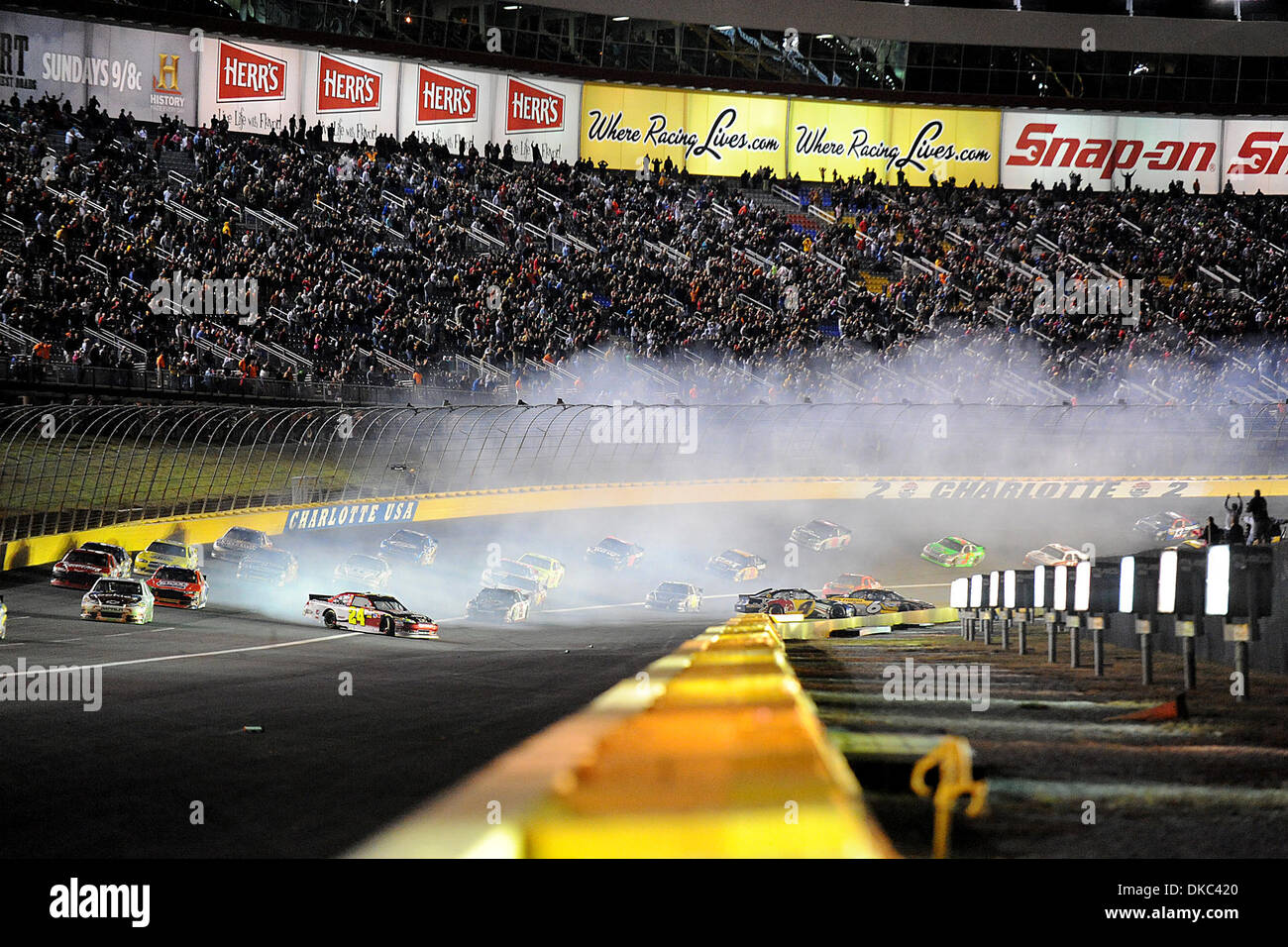 15 octobre 2011 - Concord, Caroline du Nord, États-Unis - Sprint Cup Series driver Jeff Gordon (24) tourne en provenance de tourner à deux dans la banque d'Amérique 500 Charlotte Motor Speedway à Concord en Caroline du Nord. (Crédit Image : © Marty/ZUMAPRESS.com) Torybag/Southcreek Banque D'Images