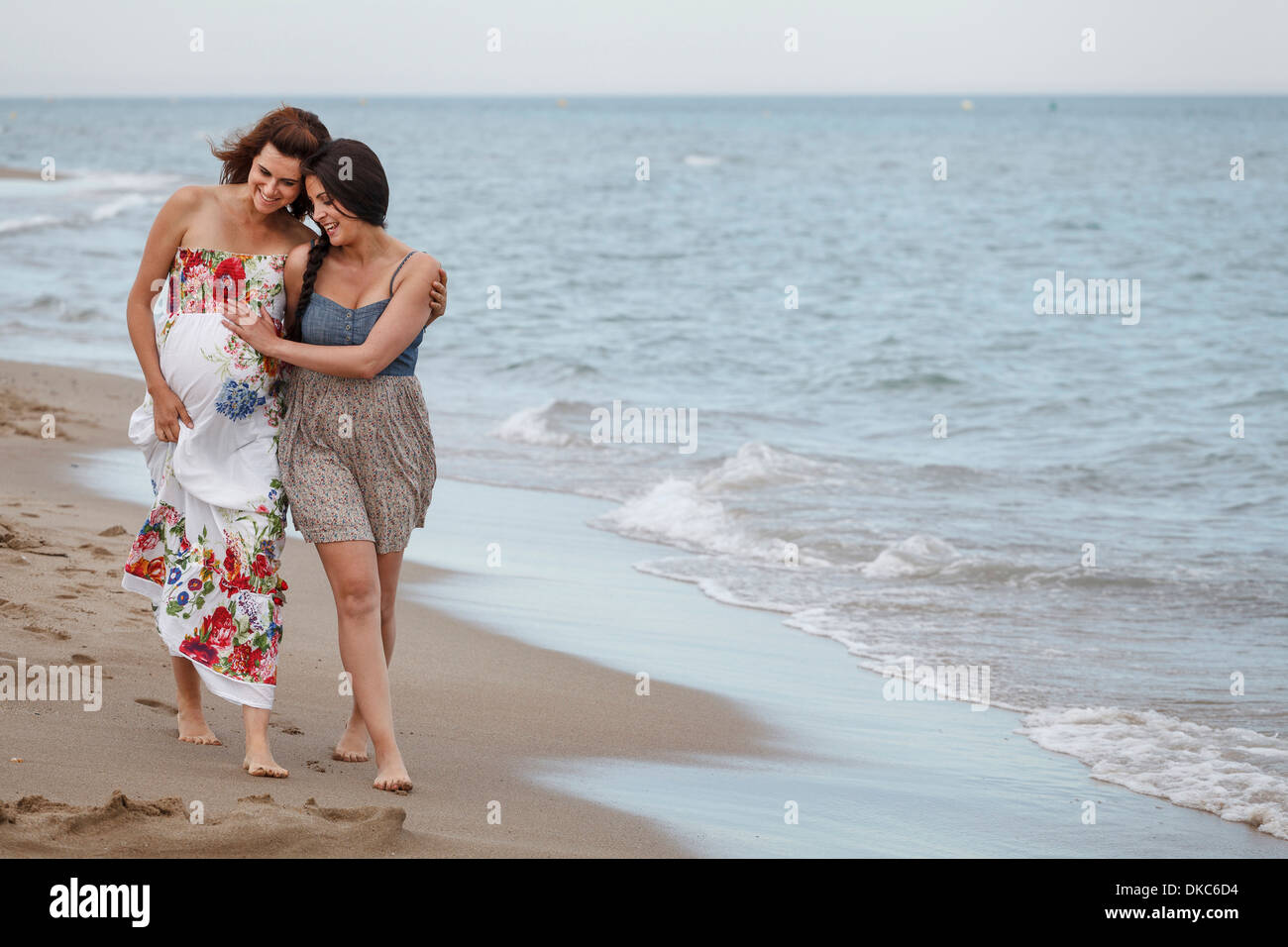 Balades le long de la rive avec des femmes autour du bras, un enceinte Banque D'Images