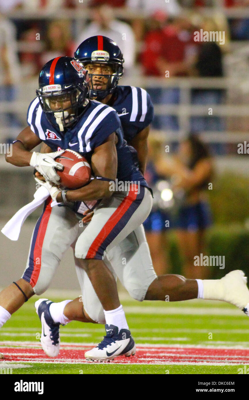 15 octobre 2011 - Oxford, Mississippi, États-Unis d'Amérique - Ole Miss QB Randall Mackey (1) hands off à RB Jeff Scott (3) au cours de l'Alabama's 52-7 gagner Mlle Ole (crédit Image : © Hays Collins/ZUMAPRESS.com)/Southcreek Banque D'Images