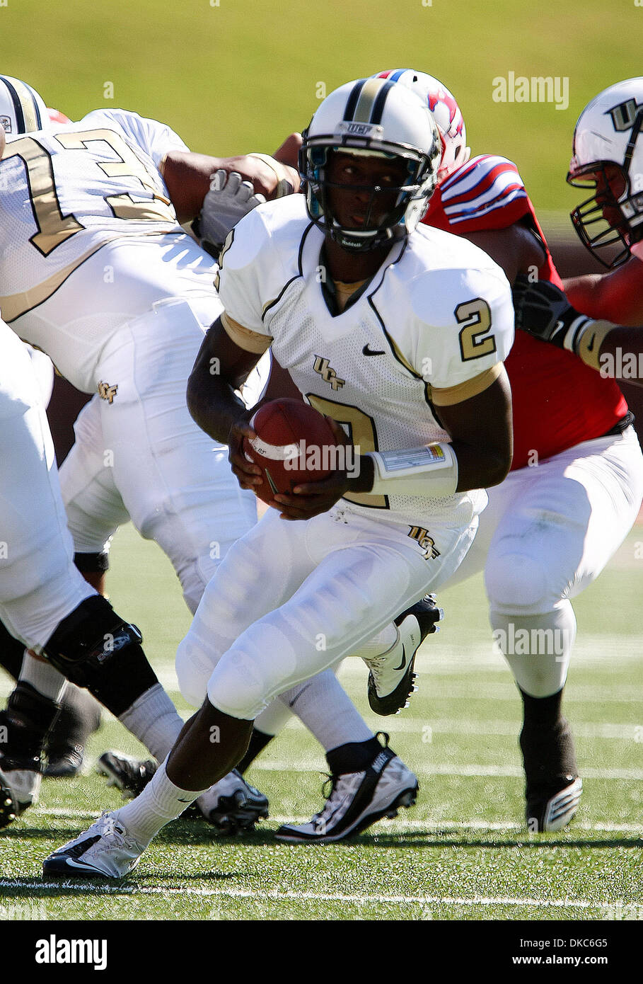 15 octobre 2011 - Dallas, Texas, États-Unis d'Amérique - UCF Knights quarterback Jeff Godfrey # 2 s'hadoff le foot pendant le jeu entre SMU Mustangs et l'UCF Knights au Ford Stadium de Dallas, Texas. SMU beat UCF 38-17. (Crédit Image : © Matt Pearce/Southcreek/ZUMAPRESS.com) Banque D'Images