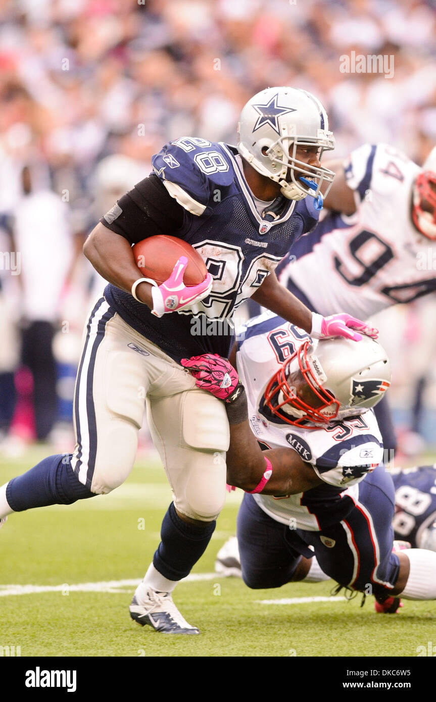 16 octobre 2011 - Foxborough, Massachusetts, États-Unis - New England Patriots LB Gary Guyton (59) tient à les Dallas Cowboys RB Felix Jones (28) pour l'emmener vers le bas. Le New England Patriots mène les Dallas Cowboys 13 - 10 à la mi-temps au Stade Gillette. (Crédit Image : © Geoff Southcreek/ZUMAPRESS.com)/Bolte Banque D'Images