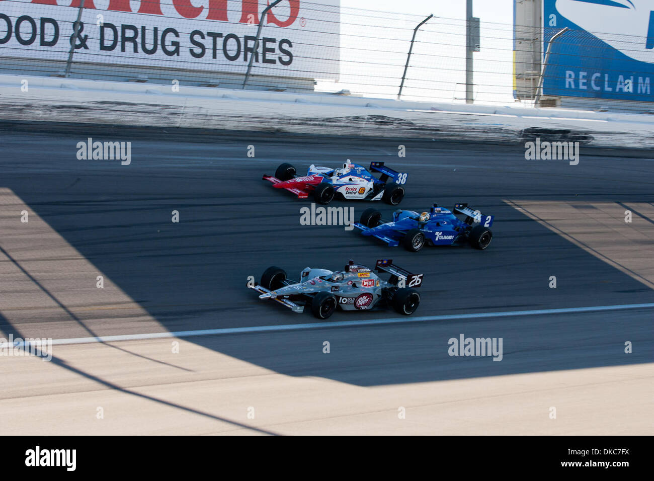 16 octobre 2011 - Las Vegas, Nevada, États-Unis - à la nouvelle de la mort de Dan Wheldon, le reste des pilotes a effectué un tour d'honneur cinq Wheldon de conclure la course à l'IZOD IndyCar Championnats du monde à Las Vegas Motor Speedway de Las Vegas, Nevada. Pas de vainqueur a été annoncé et Dario Franchitti a été nommé l'IZOD IndyCar 2011 Champion du Monde. (Crédit Image : © Matt Gdowski/Southcr Banque D'Images