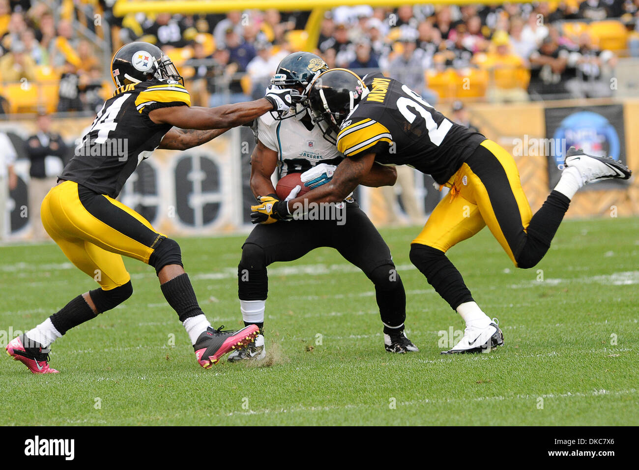 16 octobre 2011 - Pittsburgh, Pennsylvanie, États-Unis - Pittsburgh Steelers Ike évoluait Taylor (24) et de Pittsburgh Steelers arrière défensif Ryan Mundy (29) prendre des Jacksonville Jaguars receveur Mike Thomas (80) après un court gain dans le premier trimestre, les Pittsburgh Steelers prendre sur les Jacksonville Jaguars au stade Heinz Field de Pittsburgh, PA...Steelers mener Jaguars 17-3 à la fr Banque D'Images