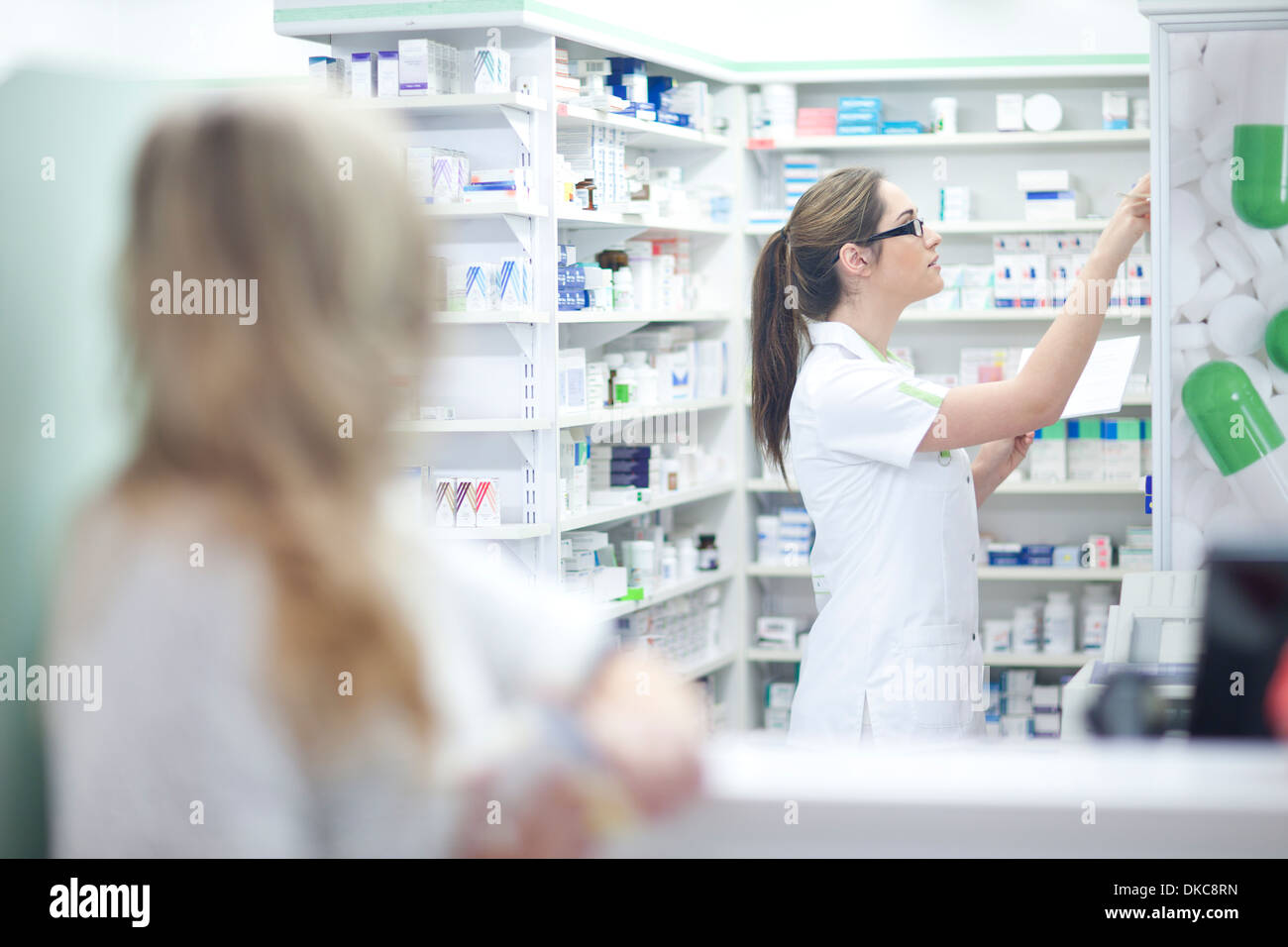 Votre pharmacien se procurer des médicaments à partir de la tablette Banque D'Images