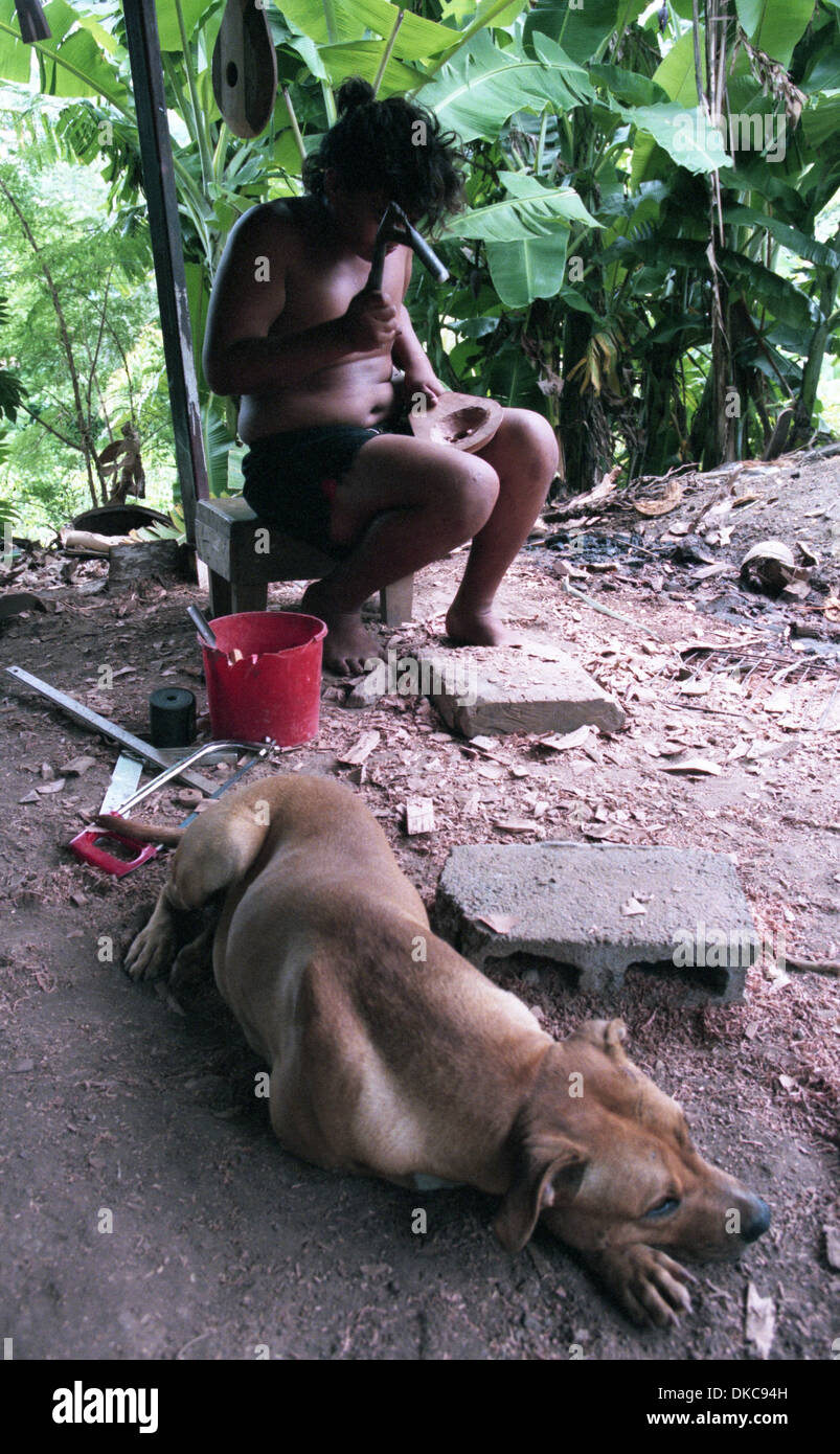 Originaire des Îles faisant un ukulélé tahitien. Papete. Haïti. UKULELE TAHITIEN 4 Cordes Banque D'Images