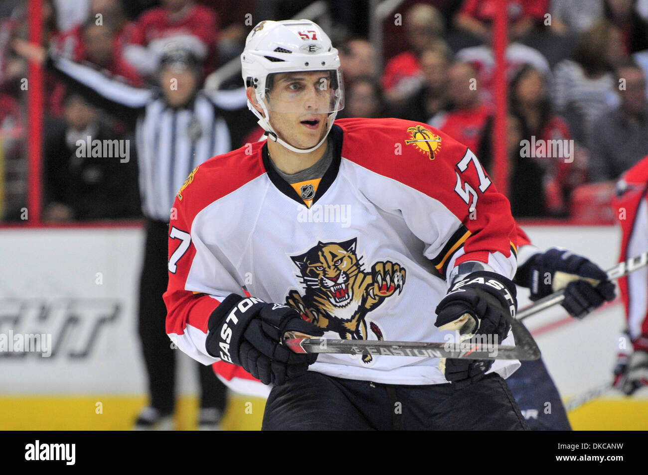 18 octobre 2011 - Washington Dc, District of Columbia, United States of America - Verizon Center de la LNH l'action. Florida Panthers center Marcel Goc (57) ; score final 3 0 Panthers capitales (crédit Image : © Roland Pintilie/Southcreek/ZUMAPRESS.com) Banque D'Images