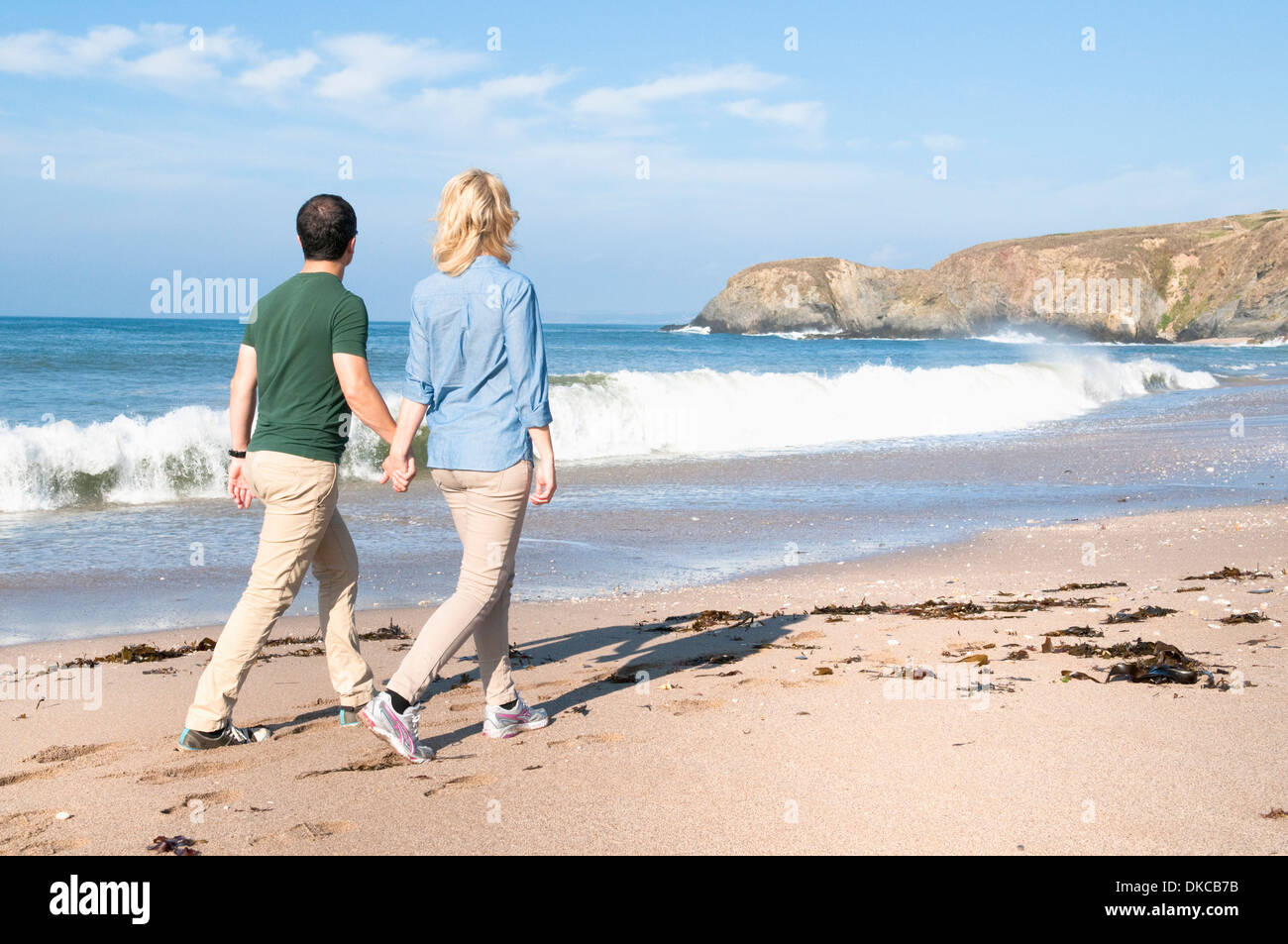 Couple walking on beach, Thurlestone, Devon, UK Banque D'Images Couple walking on beach, Thurlestone, Devon, UK Banque D'Images