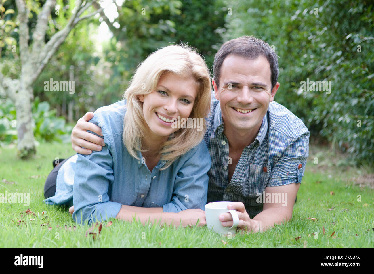 Young couple relaxing in garden Banque D'Images