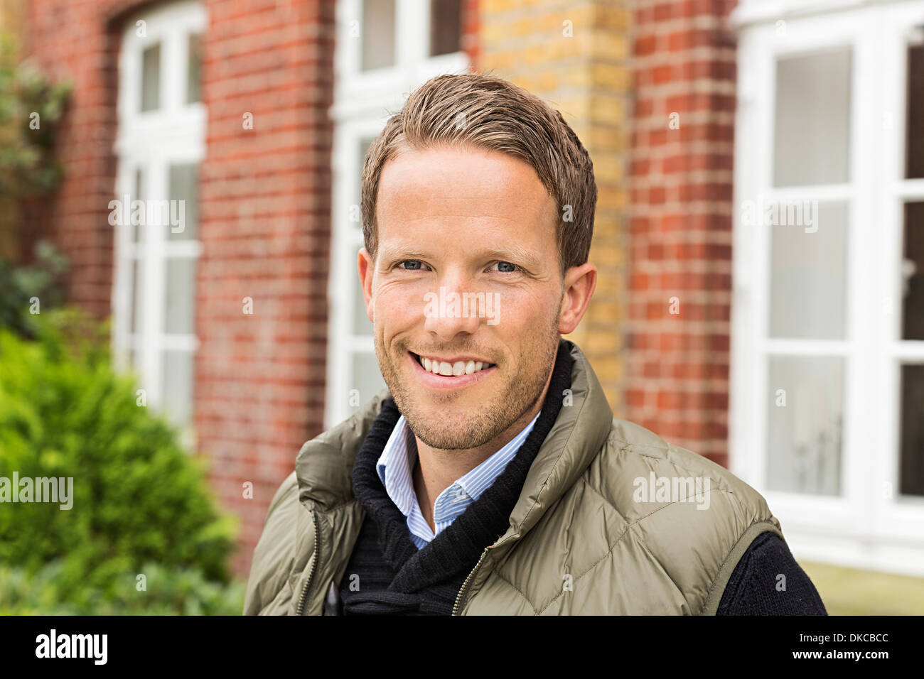 Mid adult man smiling towards camera Banque D'Images