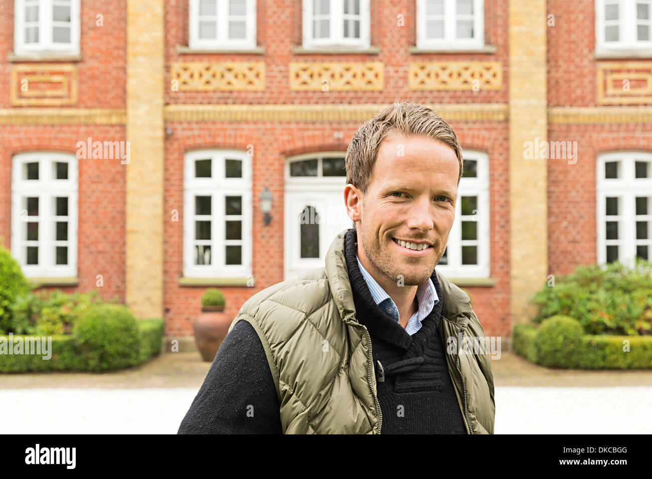 Mid adult man smiling towards camera Banque D'Images