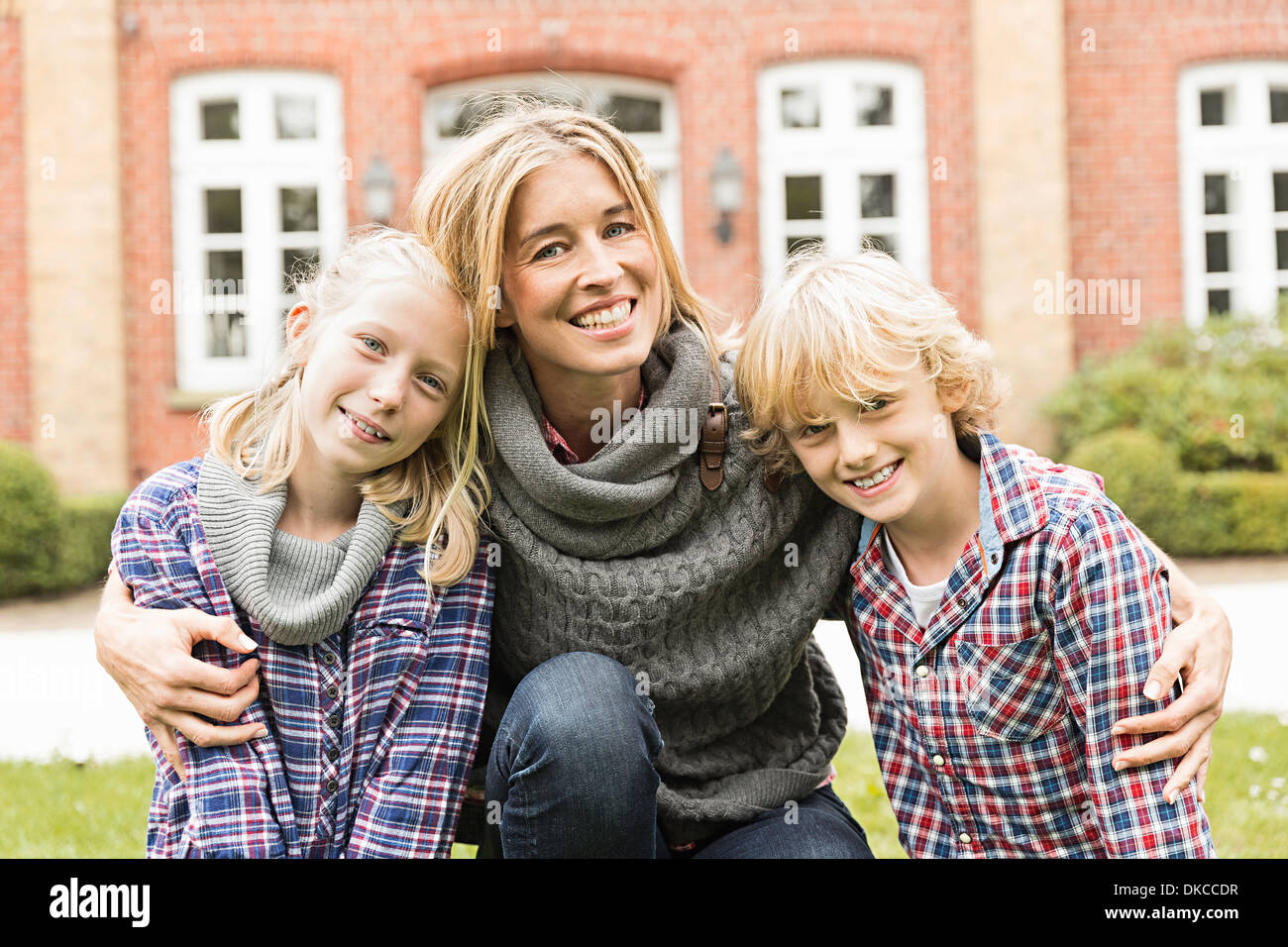 Portrait de mère de deux enfants Banque D'Images Portrait de mère de deux enfants Banque D'Images