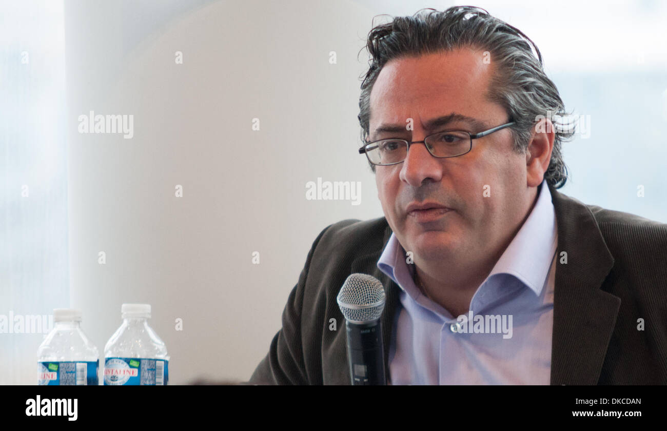 Issy-les-Moulineaux, France. 08Th Nov, 2013. Marc Saikali (PDG de France 24) dévoile les changements et annonce un nouveau programme annexe pour multi-langues français dans le monde TV channel 'France 24' au cours d'une conférence de presse au siège de France 24 Issy-les-Moulineaux (France), le mer 4 décembre 2013,. Crédit : Laurent Poinet/Alamy Live News Banque D'Images