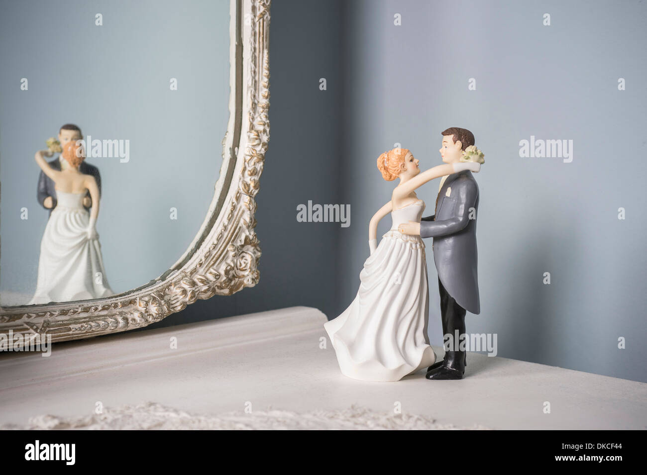 Figurines de mariage et miroir mural Banque D'Images