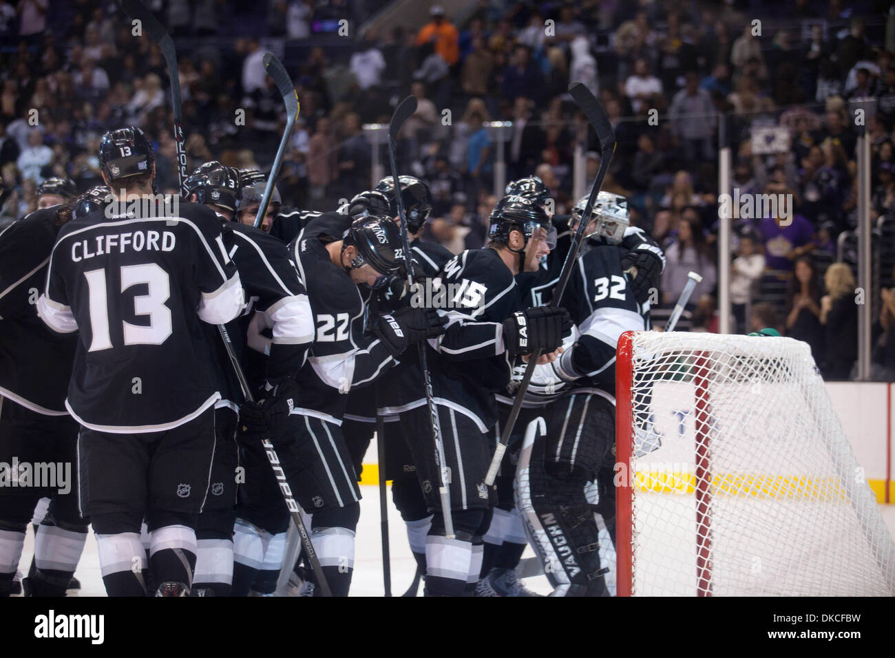 22 octobre 2011 - Los Angeles, Californie, États-Unis - Tous les rois de la descendre pour féliciter le gardien (32) Jonathan Quick pour un jeu parfait. Les rois vaincus les étoiles de notation 1-0 tard en troisième période. (Crédit Image : © Josh Chapelle/ZUMAPRESS.com)/Southcreek Banque D'Images