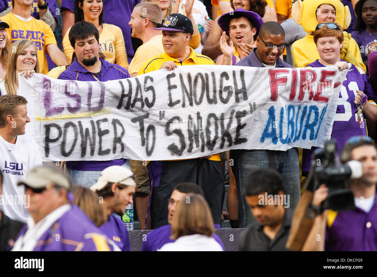 22 octobre 2011 - Baton Rouge, Louisiane, États-Unis d'Amérique - LSU Tigers corps étudiant est titulaire d'un signe au cours de la deuxième moitié du jeu. LSU Tigers Tigres Auburn battu 45-10. (Crédit Image : © Gus Escanelle ZUMAPRESS.com)/Southcreek/ Banque D'Images