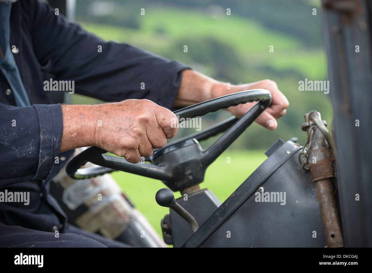 Agriculteur mature dans la cabine du tracteur, Close up Banque D'Images