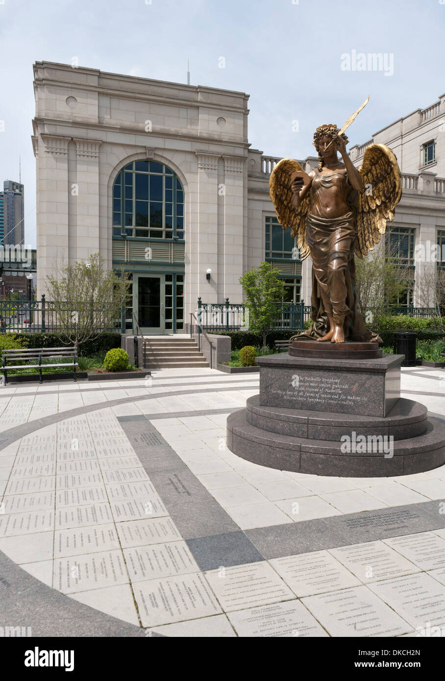 L'extérieur de l'Schermerhorn Symphony Hall : Nashville, Tennessee et la statue à l'extérieur. Banque D'Images