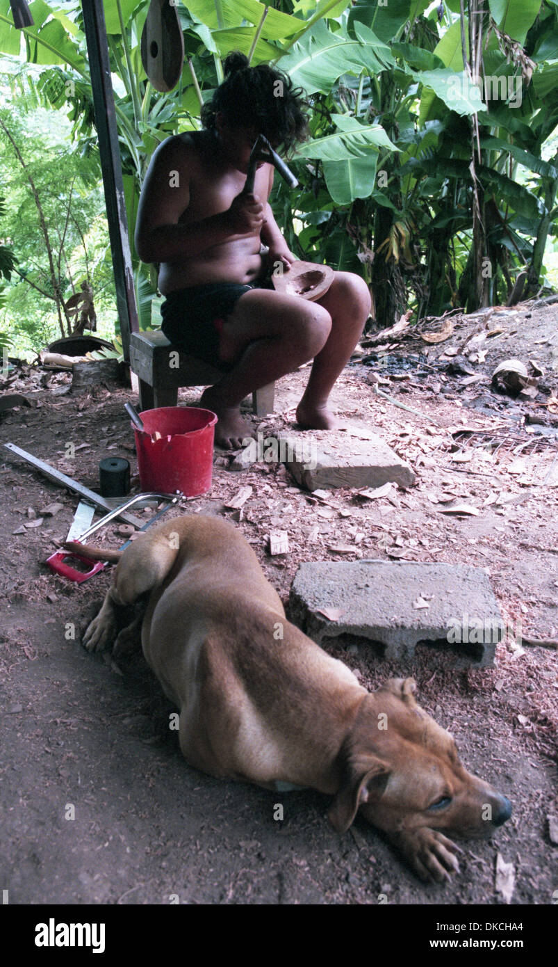 Originaire des Îles faisant un ukulélé tahitien. Papete. Haïti. UKULELE TAHITIEN 4 Cordes Banque D'Images