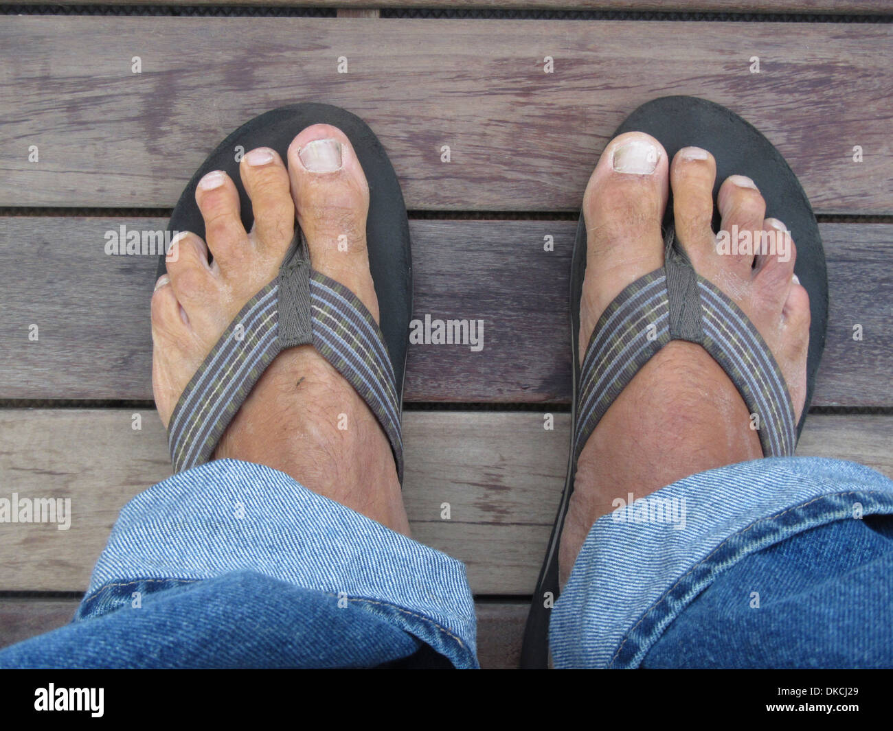 Une paire de pieds nus dans des sandales ou des tongs. Un moustique est de  mordre le pied gauche Photo Stock - Alamy