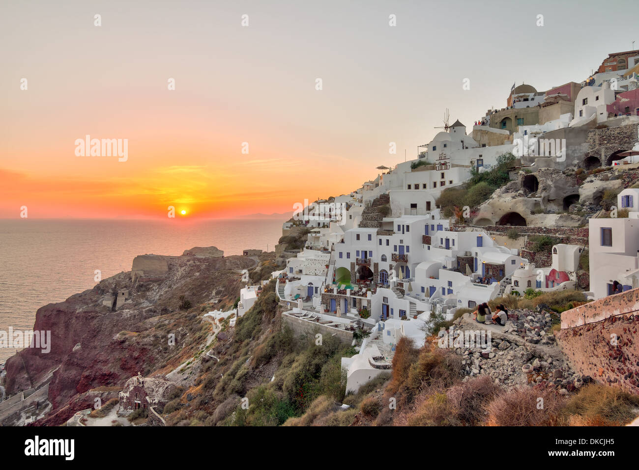 Beau village d'Oia coucher du soleil sur l'île de Santorin Grèce photographié d'un point de vue en mode HDR (high dynamic range) Banque D'Images