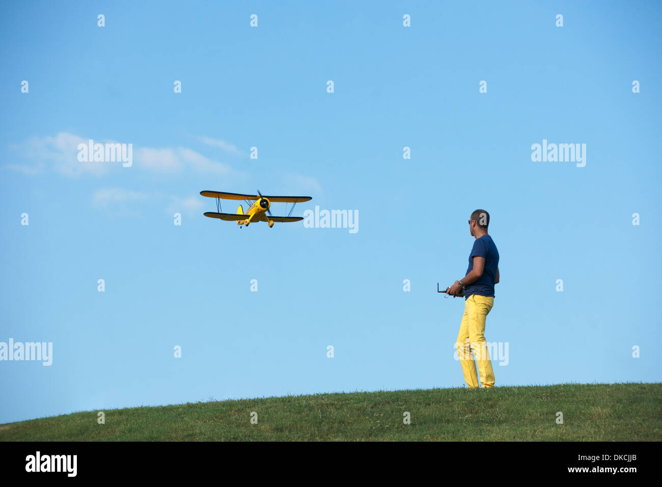 Man flying model plane Banque D'Images
