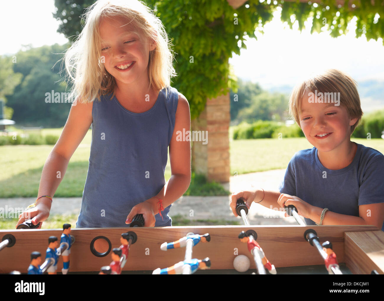 Enfants jouant au baby-foot Banque D'Images