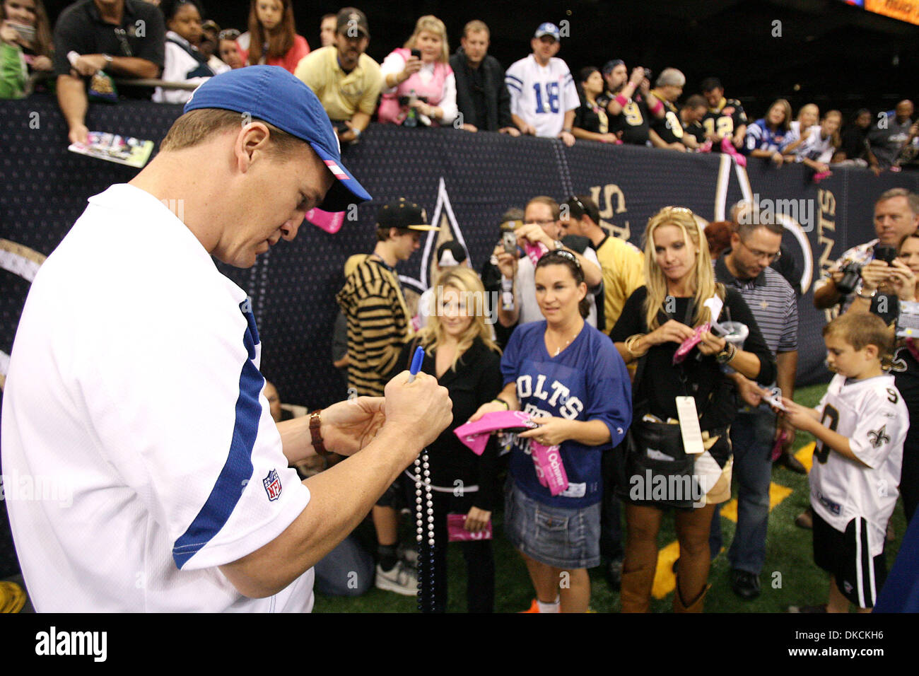 Le 23 octobre 2011 - La Nouvelle Orléans, Louisiane, États-Unis - Indianapolis Colts quarterback Peyton Manning donne son autographe aux gens sur la ligne de côté avant les Colts jouent les New Orleans Saints lors d'un match de saison régulière à la Nouvelle-Orléans. Peyton a été blessé au début de la saison et a été banc pour le reste de l'année (crédit Image : © Dan Anderson/ZUMAPRESS.com) Banque D'Images