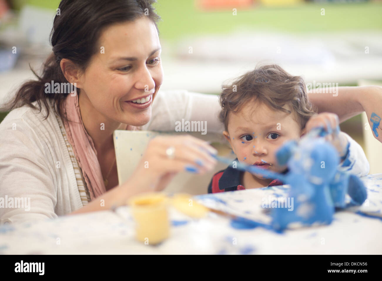 La mère et l'enfant en peinture dans la classe d'art Banque D'Images