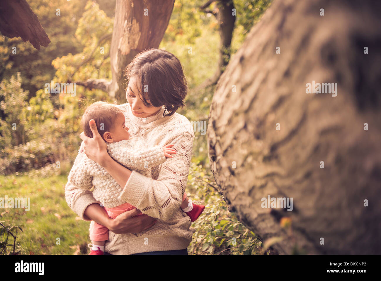 La mère et l'enfant bénéficiant d'park Banque D'Images